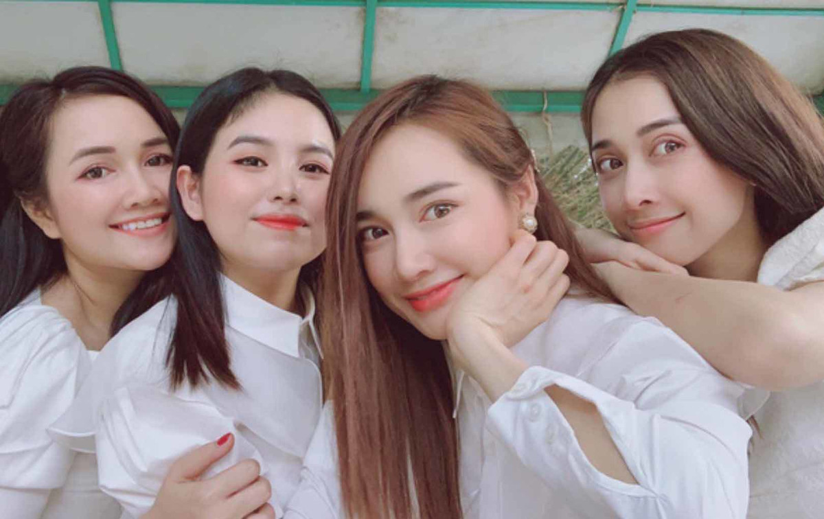 Nhiều khán giả tinh ý nhận ra các chị em nhà nữ diễn viên 9X đều sở hữu làn da trắng mịn, hồng hào. Người chị thứ 2 của Nhã Phương đã kết hôn và có 1 bé trai kháu khỉnh. Cô có ngoại hình thu hút, đôi mắt to, nụ cười tỏa sáng. Bích Trâm nhiều lần xuất hiện bên cạnh Nhã Phương trong một số sự kiện, nhanh chóng nhận được sự chú ý. Hiện tại, cô đang là giám đốc điều hành của công ty chuyên phân phối sản phẩm sức khỏe do 3 chị em cùng nhau lập nên.