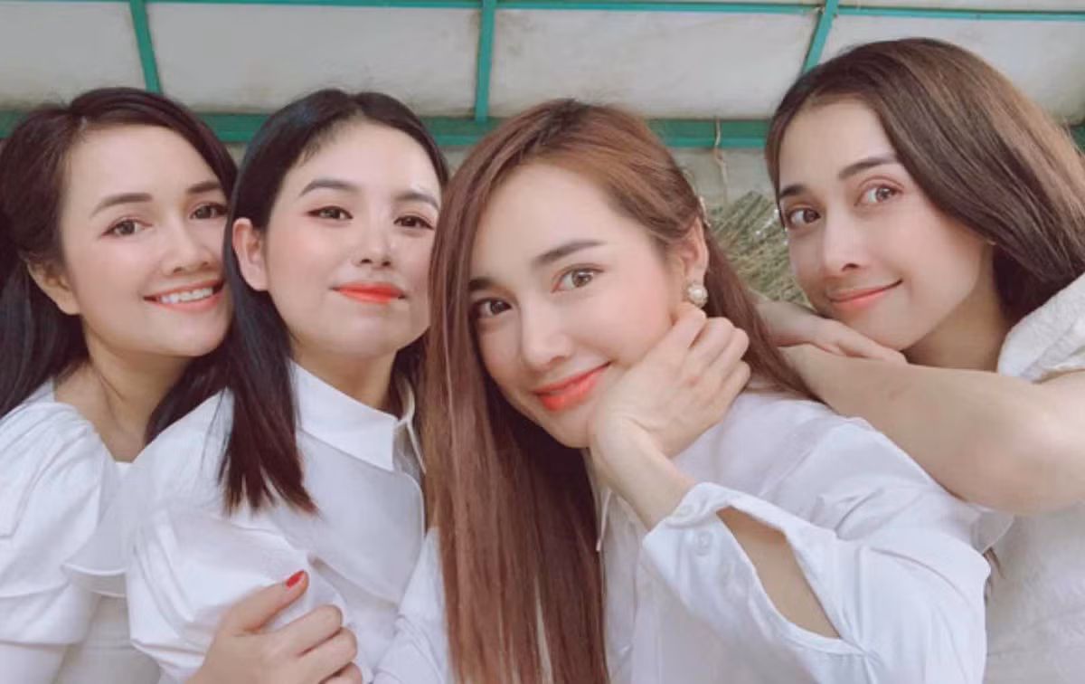 Nhiều khán giả tinh ý nhận ra các chị em nhà nữ diễn viên 9X đều sở hữu làn da trắng mịn, hồng hào. Người chị thứ 2 của Nhã Phương đã kết hôn và có 1 bé trai kháu khỉnh. Cô có ngoại hình thu hút, đôi mắt to, nụ cười tỏa sáng. Bích Trâm nhiều lần xuất hiện bên cạnh Nhã Phương trong một số sự kiện, nhanh chóng nhận được sự chú ý. Hiện tại, cô đang là giám đốc điều hành của công ty chuyên phân phối sản phẩm sức khỏe do 3 chị em cùng nhau lập nên.