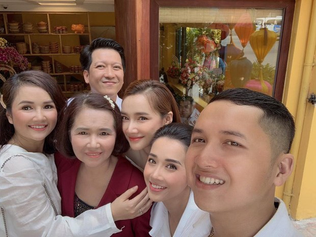 Nhan sắc 3 chị em ruột nhà Nhã Phương, ai cũng xinh đẹp, mặt phúc hậu và đều đã làm "mẹ bỉm sữa". Bà xã Trường Giang khẳng định tình cảm chị em gái gắn bó và đoàn kết ngay cả khi mỗi người đã có gia đình riêng.