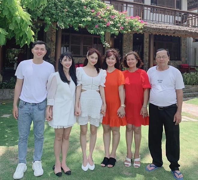 Nữ diễn viên Nhã Phương sinh ra trong gia đình đông con gồm 4 chị em gái và 1 cậu em út đã có gia đình. Cô cũng là thành viên duy nhất trong nhà theo đuổi nghệ thuật, kết hôn với danh hài nổi tiếng Trường Giang. Là người nổi tiếng nên gia đình Nhã Phương cũng được cộng đồng mạng chú ý. Được biết, chị cả của Nhã Phương hiện đang sinh sống tại nước ngoài, nên những buổi tụ họp gia đình chủ yếu chỉ có "4 nàng tiên" là Nhã Phương, Bích Trâm, Phương Anh và cô em dâu Tường Vy góp mặt.