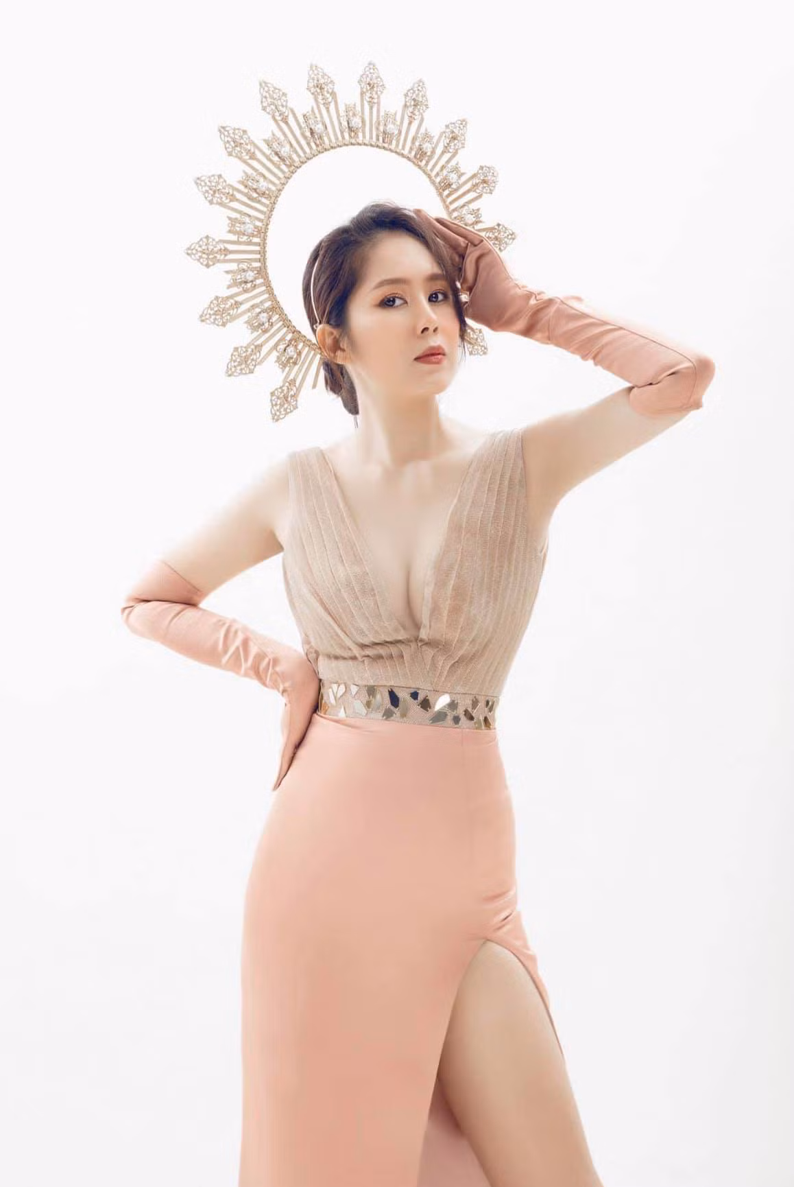 "Đã đến lúc trở lại với đam mê! Mọi người mong chờ ở Phương một vai diễn thế nào? Mọi người tin Phương có thể vào vai bao nhiêu tuổi?", nữ diễn viên hài hước chia sẻ.