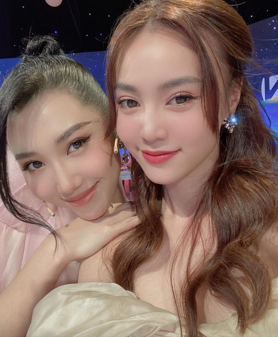 Ninh Dương Lan Ngọc và Thuý Ngân được nhận xét xinh đẹp như 2 chị em sinh đôi khi khoe ảnh chụp cùng nhau.