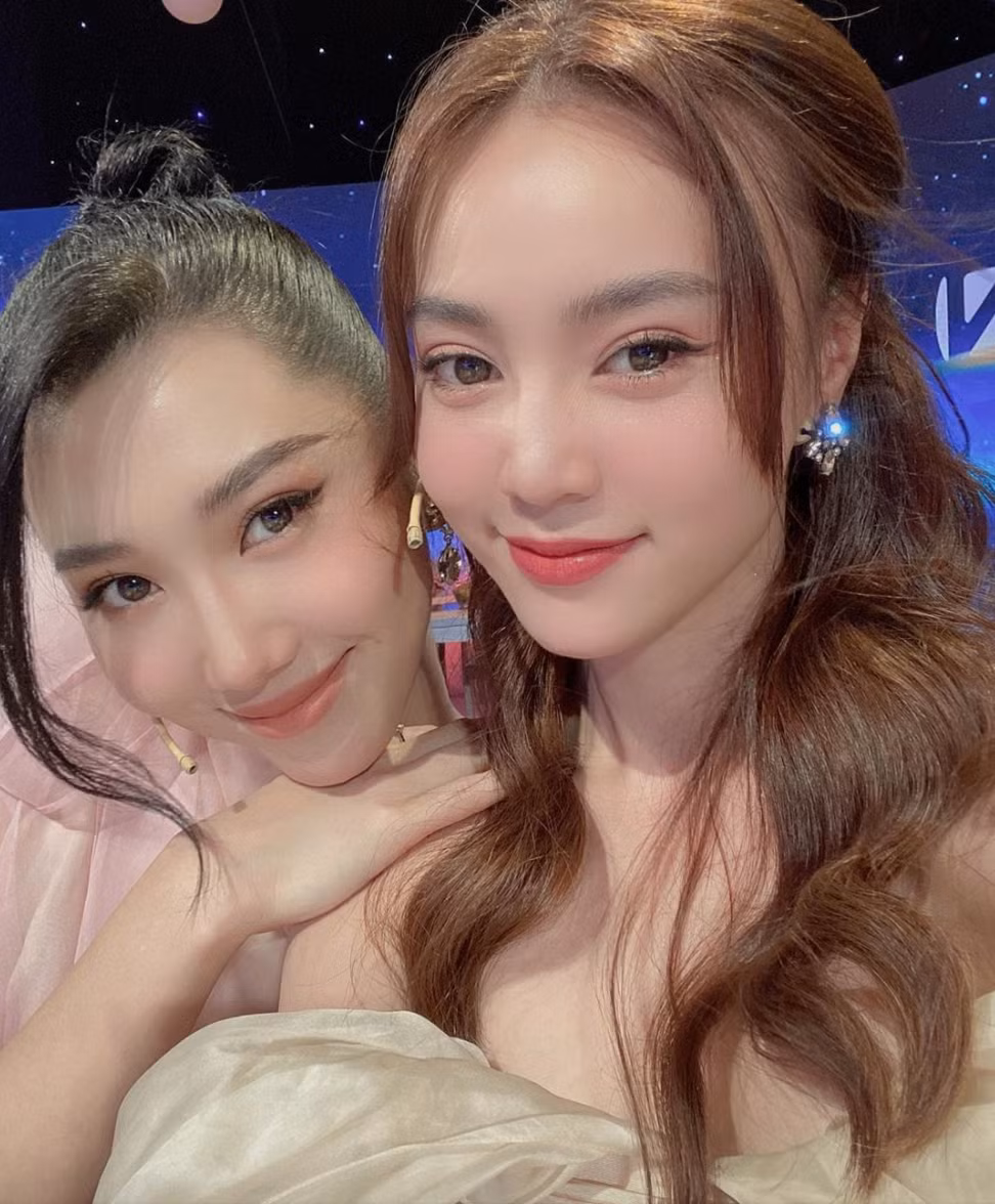 Ninh Dương Lan Ngọc và Thuý Ngân được nhận xét xinh đẹp như 2 chị em sinh đôi khi khoe ảnh chụp cùng nhau.