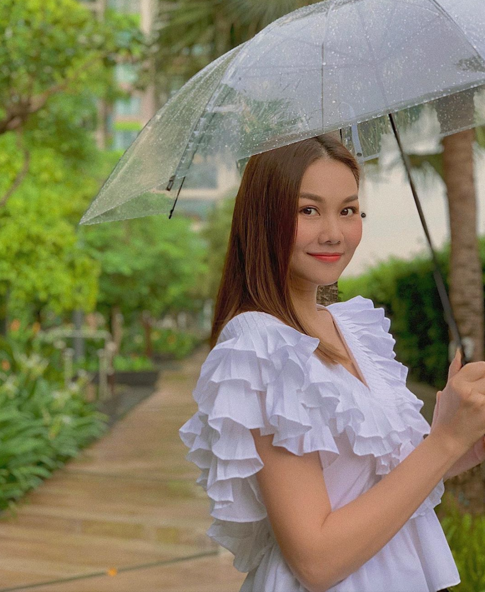 "Áo trắng có khiến ai say nắng, nhưng mưa rồi thì có còn say", Thanh Hằng khoe nhan sắc xinh đẹp, trẻ trung.