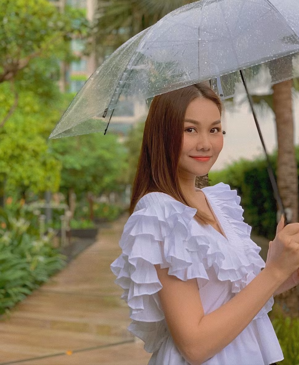 "Áo trắng có khiến ai say nắng, nhưng mưa rồi thì có còn say", Thanh Hằng khoe nhan sắc xinh đẹp, trẻ trung.