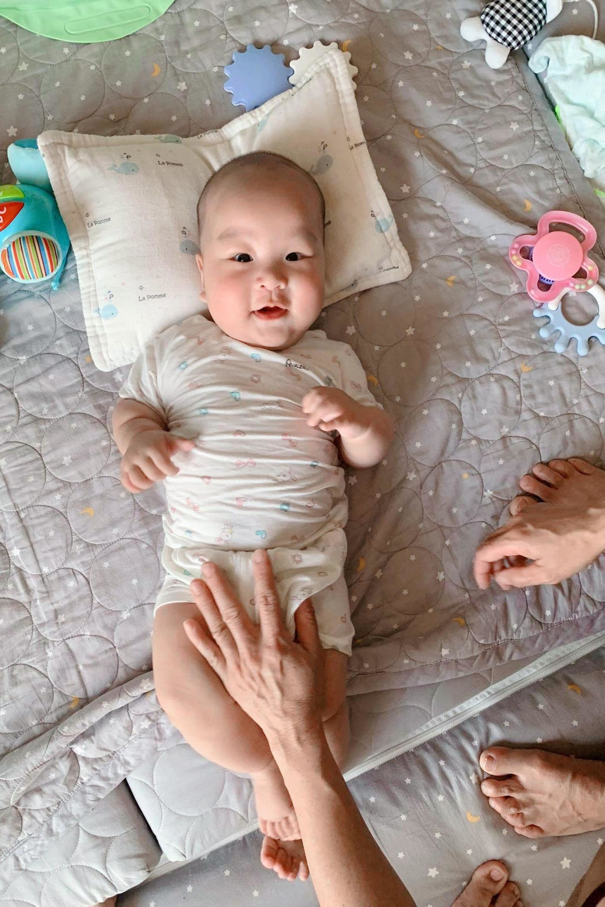 MC Thành Trung khoe 2 cậu con trai song sinh bụ bẫm, vô cùng đáng yêu.