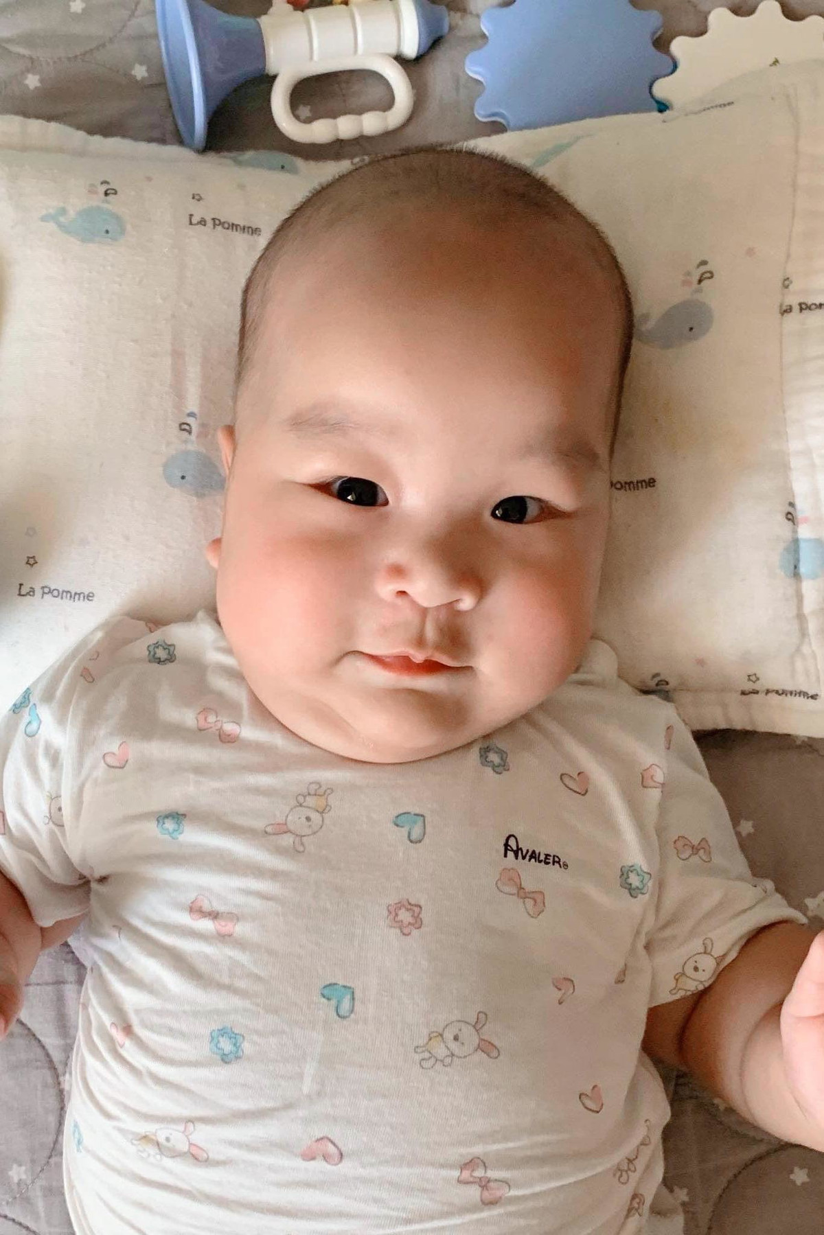 "Mẹ nó ở nhà nhớ ba mang ảnh anh thứ ra ngắm, còn ba đi làm xa nhà nhớ mẹ lại lấy ảnh anh cả ra chơi thôi", nam MC hài hước.