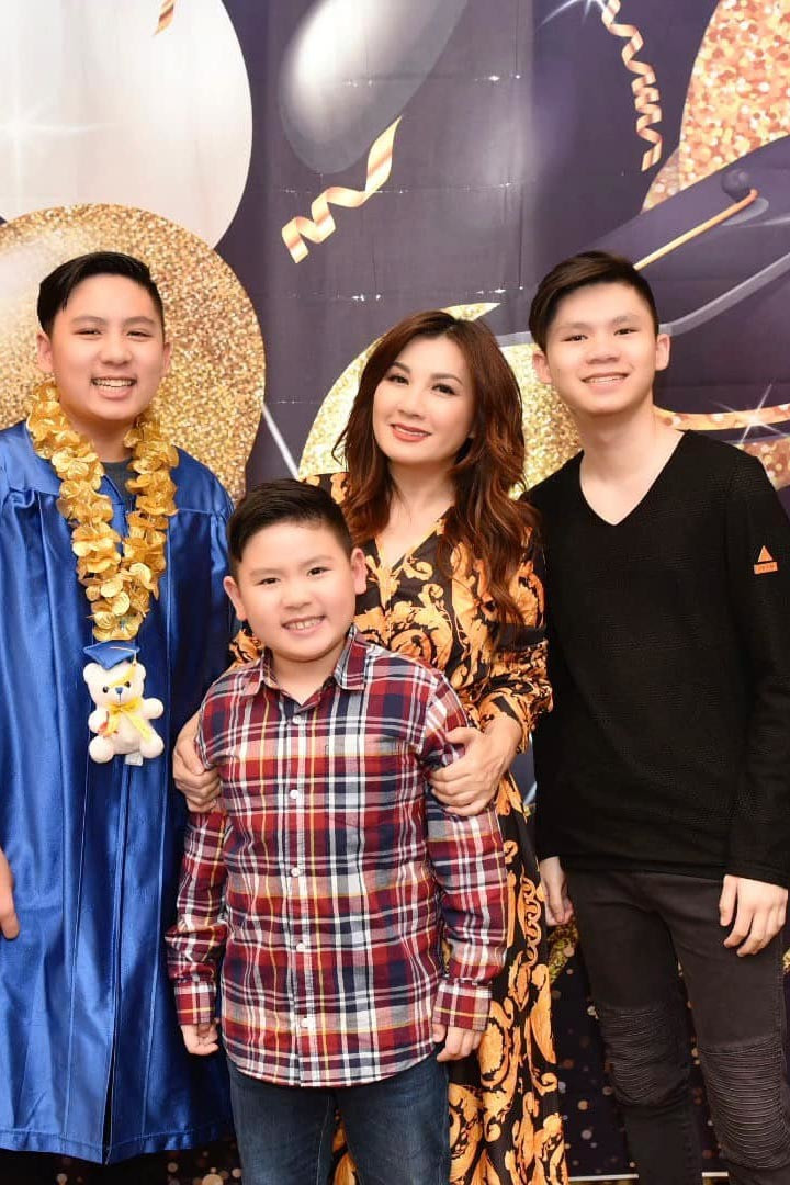 Cô viết lời gửi tới con trai: "Thương chúc các con học giỏi, ngoan ngoãn, thành tài để sau này là những người tài giỏi, thành công giúp ích cho xã hội".