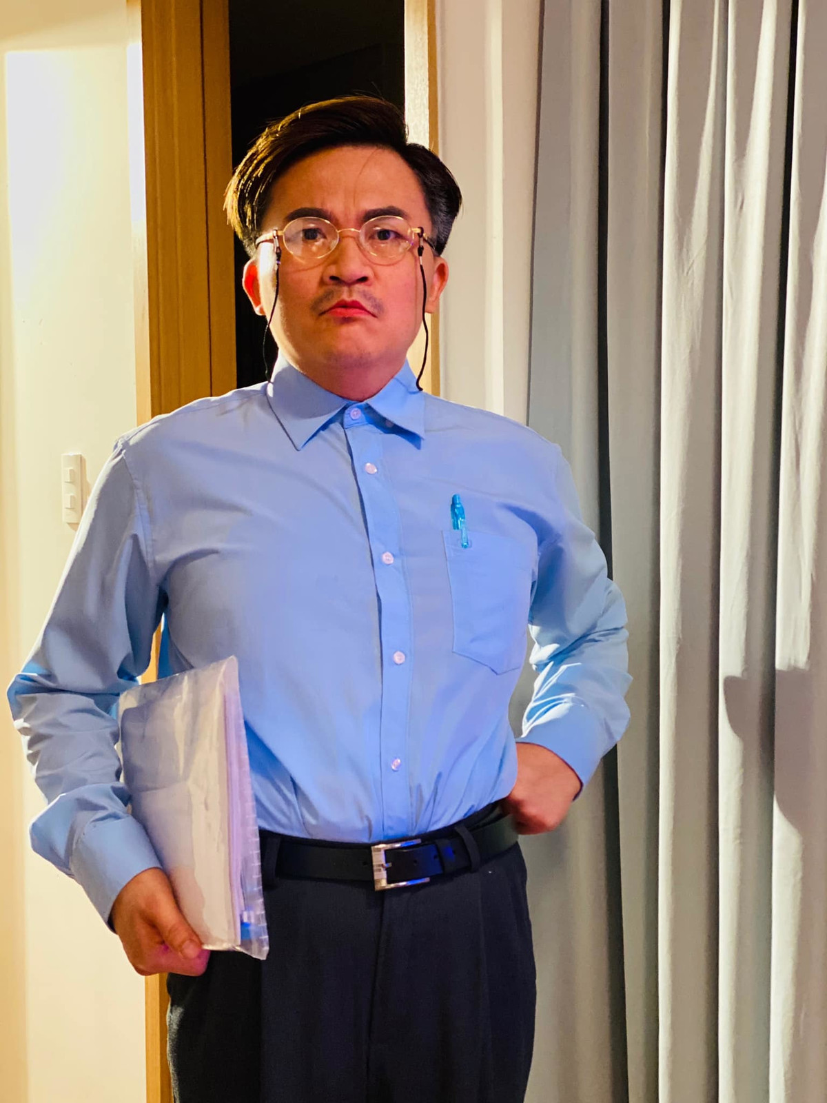 "Không còn lung linh lấp lánh nữa, hôm nay trở thành một ông cậu khó tính khó nết nhưng...đáng yêu lắm", MC Đại Nghĩa khoe tạo hình nhân vật mới hài hước.