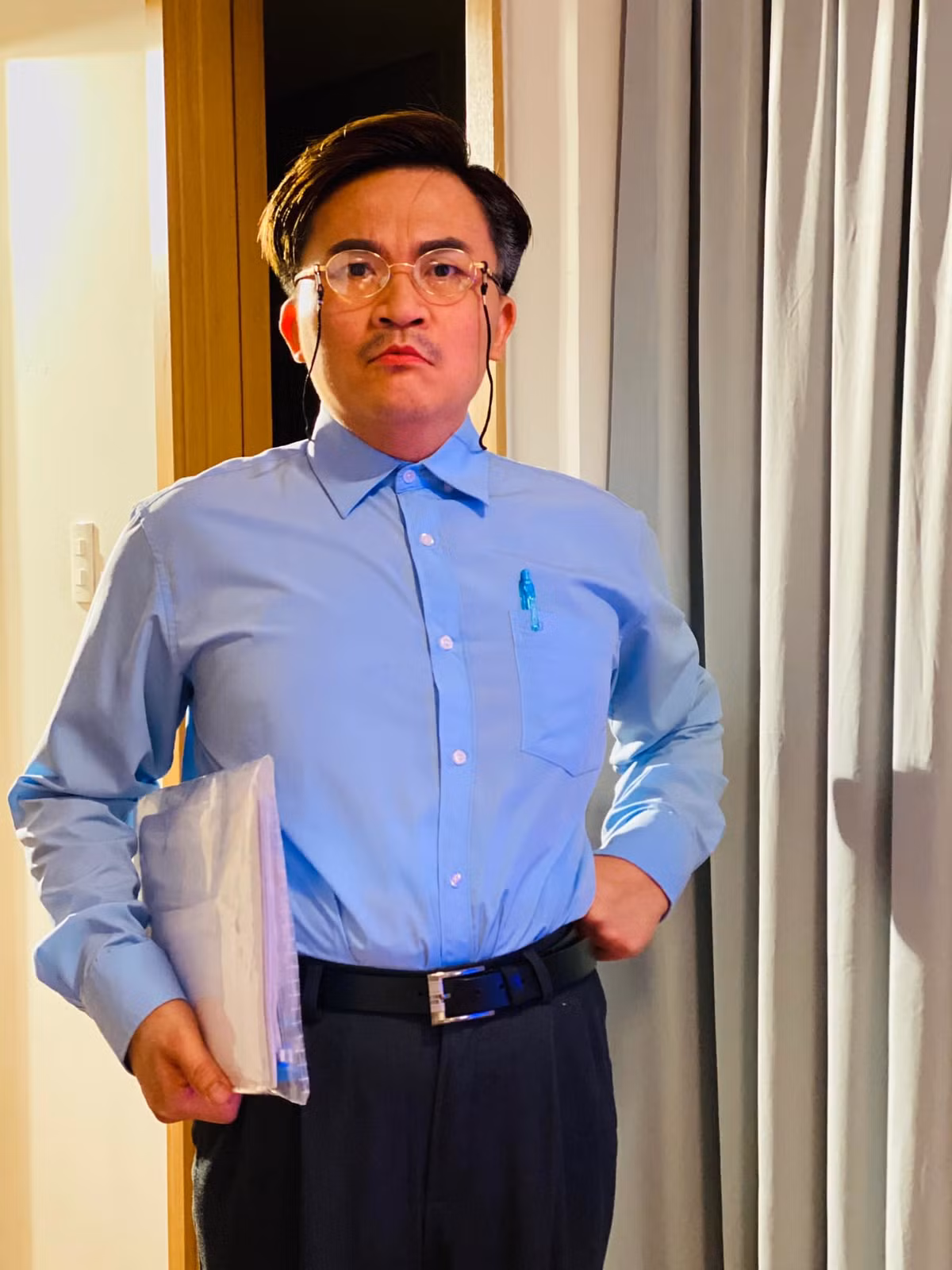 "Không còn lung linh lấp lánh nữa, hôm nay trở thành một ông cậu khó tính khó nết nhưng...đáng yêu lắm", MC Đại Nghĩa khoe tạo hình nhân vật mới hài hước.