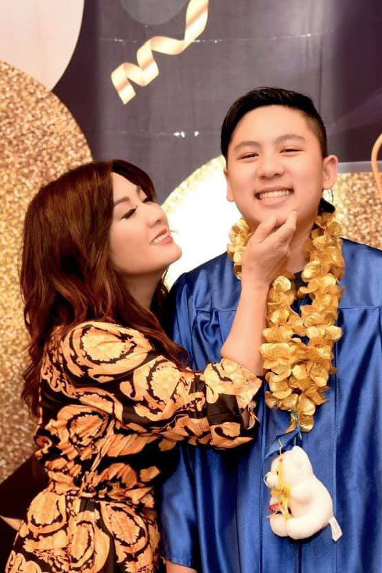 Ca sĩ Trizzie Phương Trinh - vợ cũ Bằng Kiều đã tổ chức tiệc mừng con trai Bằng Anh (Colin) tốt nghiệp cấp hai ngay tại nhà riêng do ảnh hưởng dịch COVID-19.