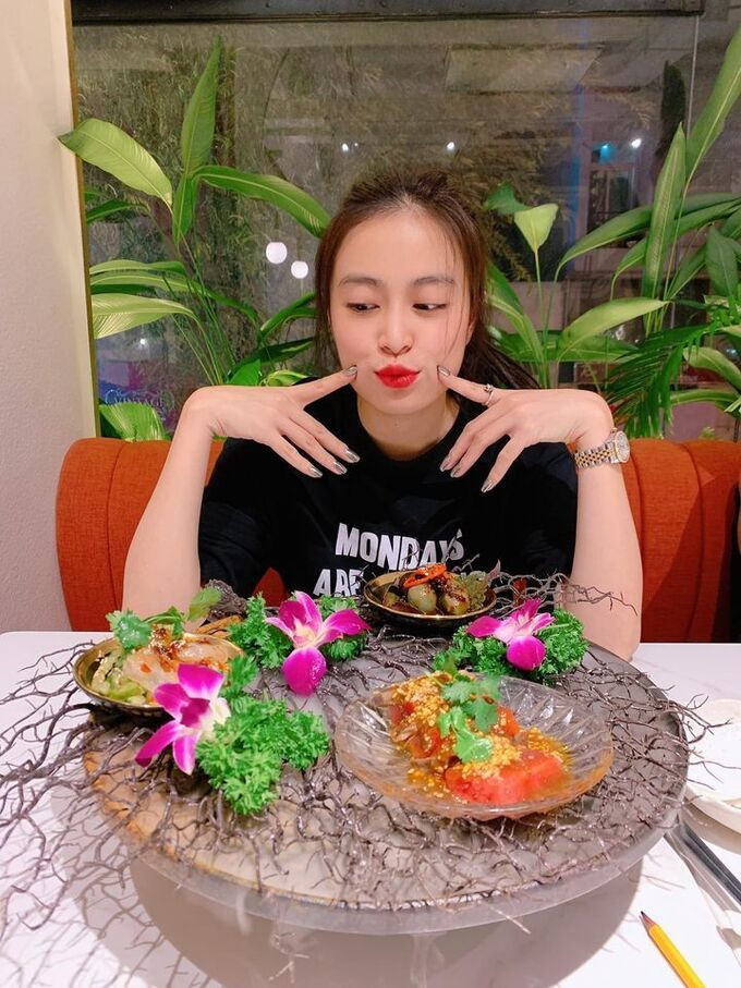 Hoàng Thùy Linh biểu cảm ngộ nghĩnh khi được ăn món Nhật.