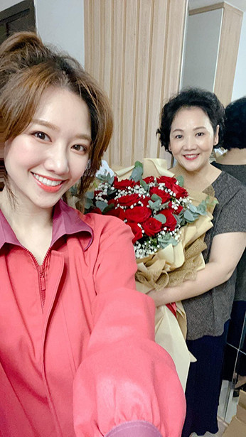 Do bận lịch quay, Hari Won tổ chức sinh nhật cho mẹ sớm một ngày. Nữ ca sĩ cùng chồng - MC Trấn Thành đặt sẵn bó hoa lớn kèm lời chúc ngọt ngào khiến bà cảm động.