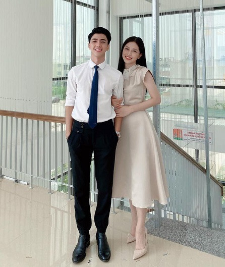 Cặp đôi Bình An - Phương Nga tạo dáng vui tươi khi cùng làm MC.