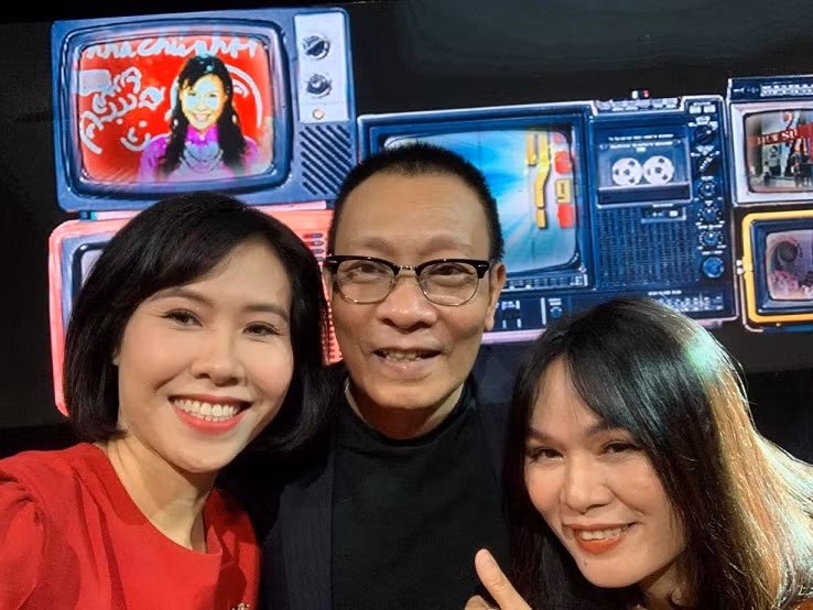 Thanh Hường xúc động khi hội ngộ cùng nhà báo Lại văn Sâm và đồng nghiệp. Thanh Hường là một trong những MC, BTV gạo cội của VTV3 và từng dẫn dắt các chương trình: Ở nhà chủ nhật, Chúng tôi là chiến sĩ... Nhiều năm gắn bó với VTV, chị đảm nhận nhiều vai trò khác nhau như dẫn chương trình, đạo diễn, tổ chức hay giám sát sản xuất.