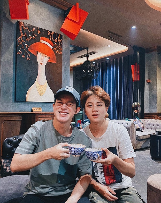 Quang Anh đăng tải ảnh dùng trà chiều cùng người bạn Bảo Hân. Cả 2 trở nên thân thiết sau màn hợp tác ăn ý trong bộ phim "Về nhà đi con".