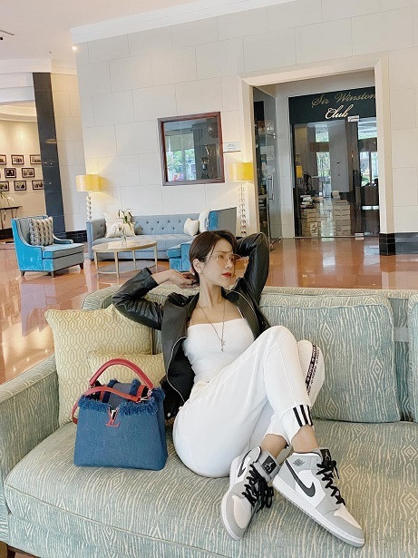 Diệp Lâm Anh với phong cách thời trang thể thao, cá tính cùng hàng hiệu túi LV, giày Nike Air Jordan.