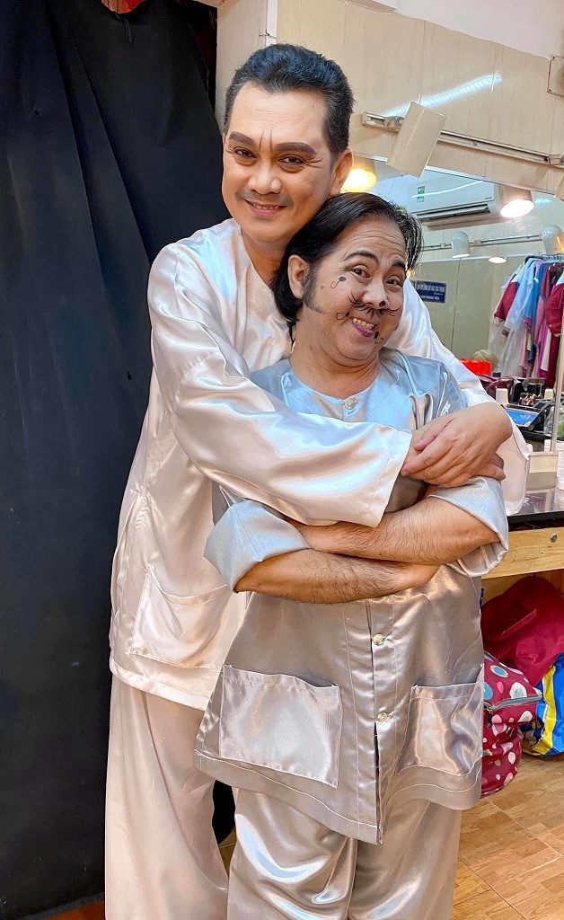 NSƯT Hữu Châu chụp cùng đàn anh nghệ sĩ Bạch Long ở hậu trường sau khi hoàn thành vở diễn.