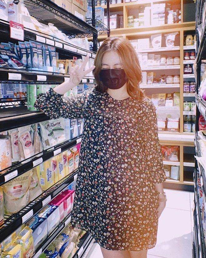 Nữ ca sĩ mặc đầm hoa nhẹ nhàng, đeo khẩu trang tới siêu thị. Những món đồ cô mua nhiều gồm sữa, ngũ cốc...