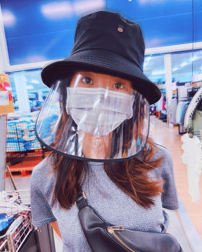 Suboi cũng đội nón chống dịch và đeo khẩu trang kín đi mua đồ ở siêu thị. Nữ rapper sinh con gái đầu lòng vào dịp cận Tết 2020. Cô đã nhanh chóng lấy lại vóc dáng thon thả.