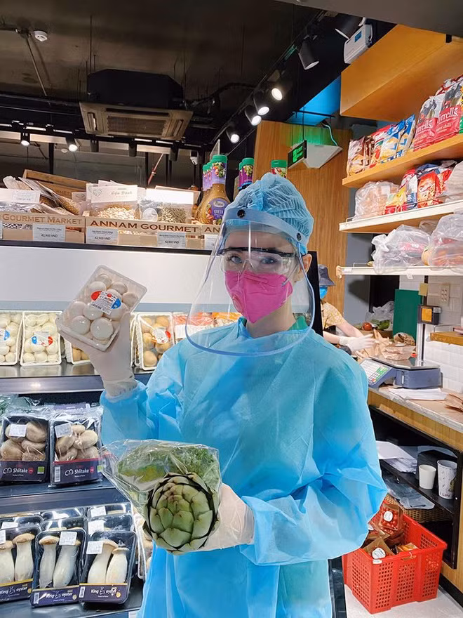 "Có lẽ 14 ngày này Trinh phải tự lo mọi thứ, nấu ăn tại nhà cùng gia đình để đảm bảo sức khỏe và chờ hết dịch cùng cả nước đón lễ 30/4. Mọi người nhớ ăn chay nhiều hơn cầu nguyện cho thế giới qua nạn dịch này nhé", sao Việt này viết trên trang cá nhân.