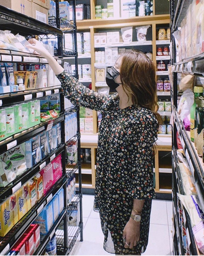 Trước đó, Hoàng Thùy Linh đã đi mua đồ chuẩn bị cho những ngày dài ở nhà.