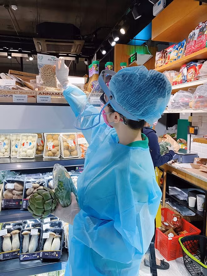 Diễn viên Angela Phương Trinh cho biết cô mua nhiều rau xanh, nấm, trái cây tươi và ít đồ khô.