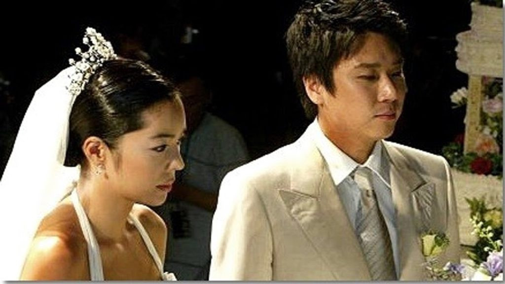 Nữ diễn viên cho biết chồng cũ đã lừa của cô 2,72 tỷ won (xấp xỉ 2,5 triệu USD), ép vợ làm người mẫu khỏa thân, lợi dụng tên tuổi của vợ để vay tiền ngân hàng... Vụ việc từng là một trong nhứng scandal rùm beng nhất showbiz Hàn Quốc.