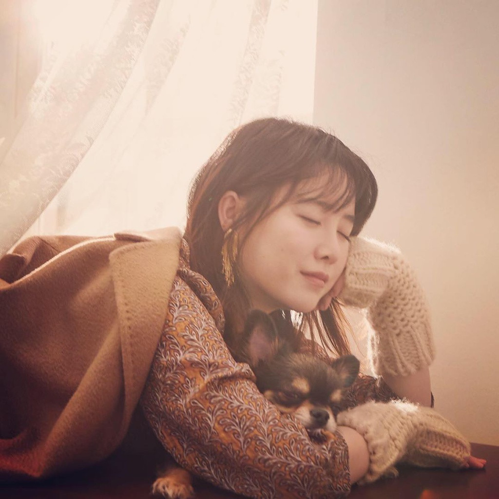 Hơn nửa năm sau khi ly hôn, Goo Hye Sun đã lấy lại được vẻ rạng rỡ và nhịp sống vui vẻ trước đây. Nữ diễn viên đã giảm 11 kg. Giảm cân giúp cô trông trẻ trung, tươi tắn, đồng thời lấy lại sức khỏe ổn định.