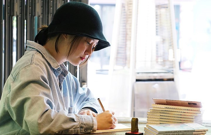  Goo Hye Sun: Vụ ly hôn của Goo Hye Sun và Ahn Jae Hyun cũng là một trong những sự việc tốn nhiều giấy mực của truyền thông nhất năm 2019. Nữ diễn viên Vườn sao băng liên tục tố chồng ngoại tình với CEO công ty quản lý, sỉ nhục vợ, chê ngực cô không còn hấp dẫn... Thời điểm mới chia tay Ahn Jae Hyun, Goo Hye Sun có dấu hiệu bất ổn về tinh thần, cô liên tục để lộ tâm trạng u uất, suy nghĩ tiêu cực. Sau đó, ngôi sao sinh năm 1984 tuyên bố tạm rút lui khỏi ngành giải trí để ra nước ngoài nghỉ ngơi.