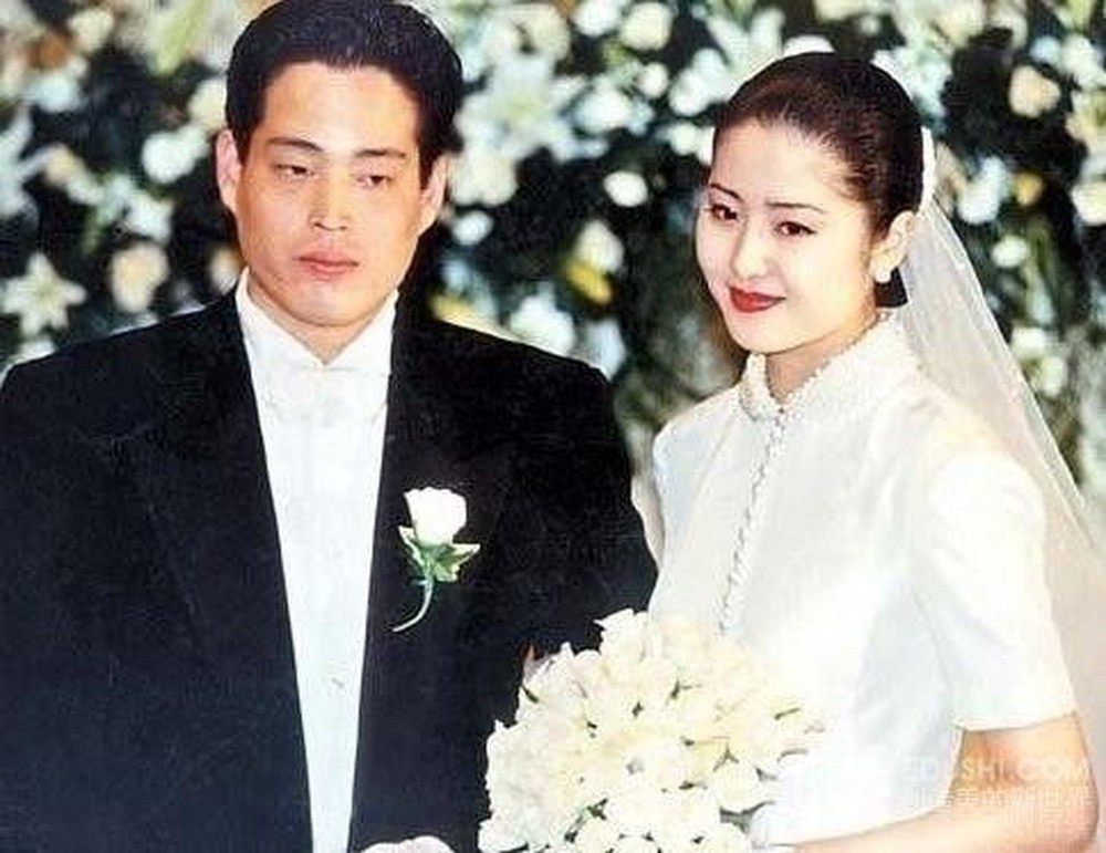 Khi sự nghiệp đang trên đà phát triển, năm 1995, Go Hyun Jung khiến dư luận Hàn Quốc chấn động khi tuyên bố kết hôn với cháu trai chủ tịch tập đoàn Sam Sung - Jung Yong Jin. Bản thân chồng người đẹp cũng là phó chủ tịch của tập đoàn thương mại cao cấp Shinsegae. Sau khi lấy chồng, Go Hyun Jung rời showbiz để chuyên tâm chăm sóc gia đình.