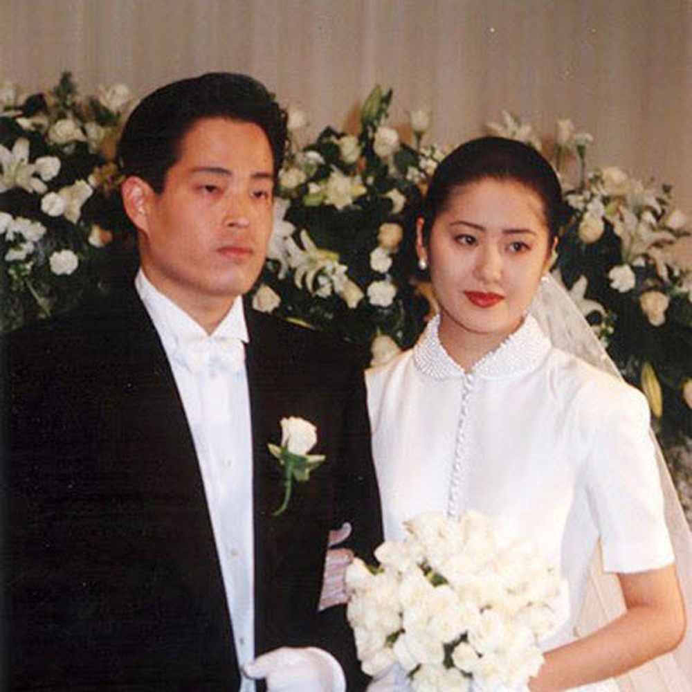  Go Hyun Jung: Go Hyun Jung giành ngôi vị á hậu 1 cuộc thi Hoa hậu Hàn Quốc năm 1989, từ đó chính thức bước chân vào ngành giải trí với vai trò diễn viên. Diễn viên sinh năm 1971 là người đẹp hiếm hoi được công nhận thực lực diễn xuất, phá bỏ biệt danh "bình hoa di động".