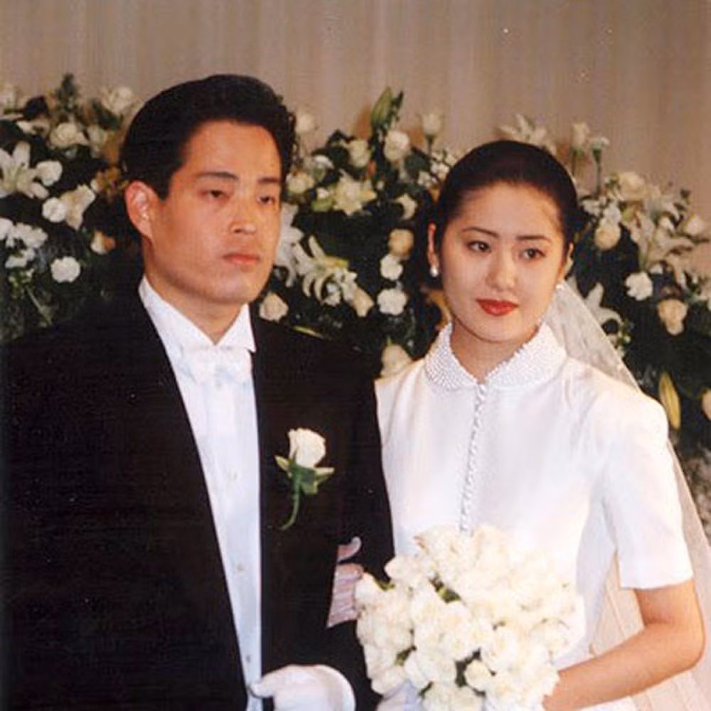  Go Hyun Jung: Go Hyun Jung giành ngôi vị á hậu 1 cuộc thi Hoa hậu Hàn Quốc năm 1989, từ đó chính thức bước chân vào ngành giải trí với vai trò diễn viên. Diễn viên sinh năm 1971 là người đẹp hiếm hoi được công nhận thực lực diễn xuất, phá bỏ biệt danh "bình hoa di động".