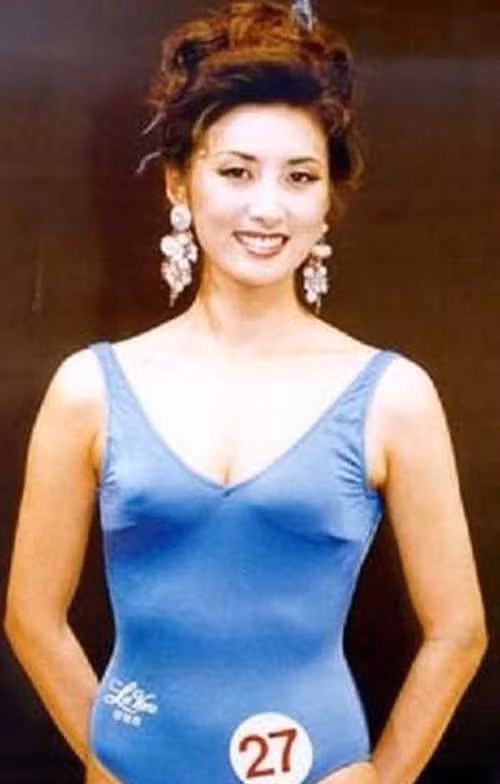  Han Sung Joo: Han Sung Joo giành được danh hiệu Hoa hậu Hàn Quốc năm 1994, tạo đà lấn sân sang các lĩnh vực diễn xuất, dẫn chương trình... Cô nổi tiếng với vẻ đẹp sắc sảo cùng thân hình nóng bỏng. 5 năm sau khi đăng quang, Han Sung Joo khiến nhiều người ngưỡng mộ khi kết hôn với con trai thứ 3 của chủ tịch tập đoàn Aekyung - một trong những tập đoàn hàng đầu Hàn Quốc. Cuộc hôn nhân này chỉ kéo dài 10 tháng.