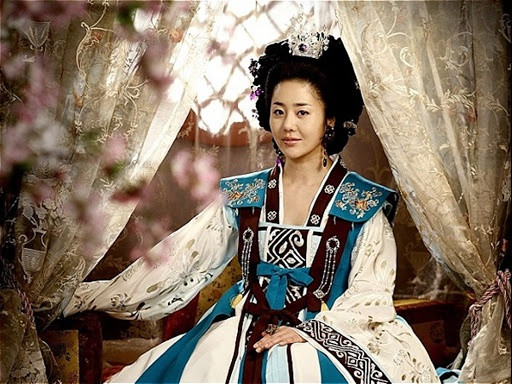 Cuộc hôn nhân của Go Hyun Jung chỉ kéo dài 8 năm. Á hậu Hàn Quốc 1989 bị đuổi khỏi gia tộc giàu có sau khi sinh con trai nối dõi cho nhà chồng. Người đẹp 49 tuổi cho biết gia đình chồng khinh thường xuất thân bình dân của cô và đối xử với cô như người hầu. Sau khi ly hôn, Go Hyun Jung bị cấm gặp gỡ, liên lạc với 2 con.