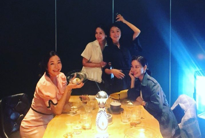 Tuy nhiên, cô không quá quan tâm vấn đề này vì đã rời khỏi ngành giải trí. Khi có thời gian, cô về Hàn Quốc để gặp gỡ nhóm bạn thân gồm các minh tinh nổi tiếng Kim Jung Eun, Go So Young và Kim Hee Ae.