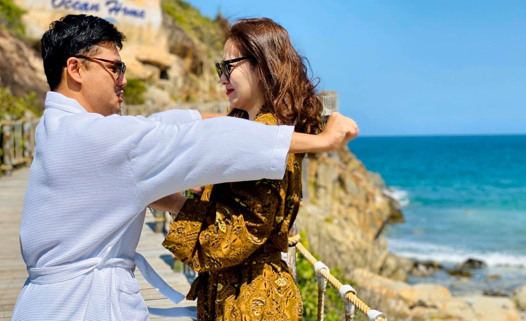 Valentine năm ngoái, Đan Lê đã chia sẻ chiếc hộp kỷ niệm đầy ắp hình ảnh yêu đương cùng những tấm thiệp mà cô và Khải Anh đã làm cho nhau cách đây 20 năm. "Vào buổi chiều của ngày lễ Tình nhân, cô gái vẫn cắm cúi dọn dẹp ngôi nhà còn lộn xộn sau sửa chữa. Mở ngăn kéo tủ góc phòng, nơi chiếc hộp ký ức đã phủ bụi mờ trắng, cô lấy khăn ẩm lau một lượt. Dừng lại vài giây, cô thuận tay lật mở từng trang rực rỡ. Đã 20 năm rồi, kể từ ngày cô bắt đầu lưu vào đây những ký ức đẹp đẽ", cô kể.