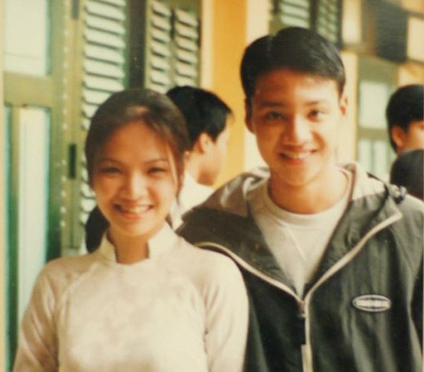 Từ thuở còn học THPT Thăng Long (Hà Nội), Đan Lê và Khải Anh đã dành cho nhau những rung động, cảm giác yêu đương đầu đời. Thời điểm đó họ rất nổi tiếng vì xinh trai, đẹp gái và còn học giỏi. Đan Lê kể cô gặp chồng ở đội văn nghệ trường năm 1998, làm bạn với nhau rồi trở thành người yêu vào mùa Valentine cách đây 21 năm.