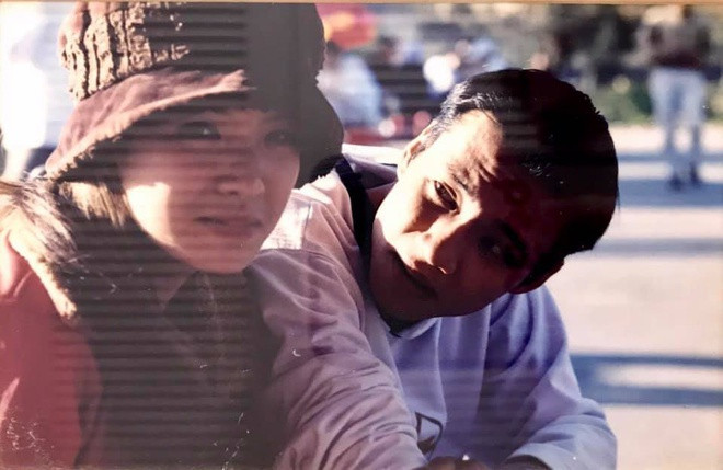 Cũng như bao cặp tình nhân khác, Đan Lê - Khải Anh trải qua những tháng ngày vui vẻ, hờn dỗi và thứ tha cũng không ít. Thời điểm con trẻ, họ rất chăm chỉ chụp ảnh phim để lưu giữ kỷ niệm, trước khi mạng xã hội và Internet phát triển mạnh mẽ như hiện tại.