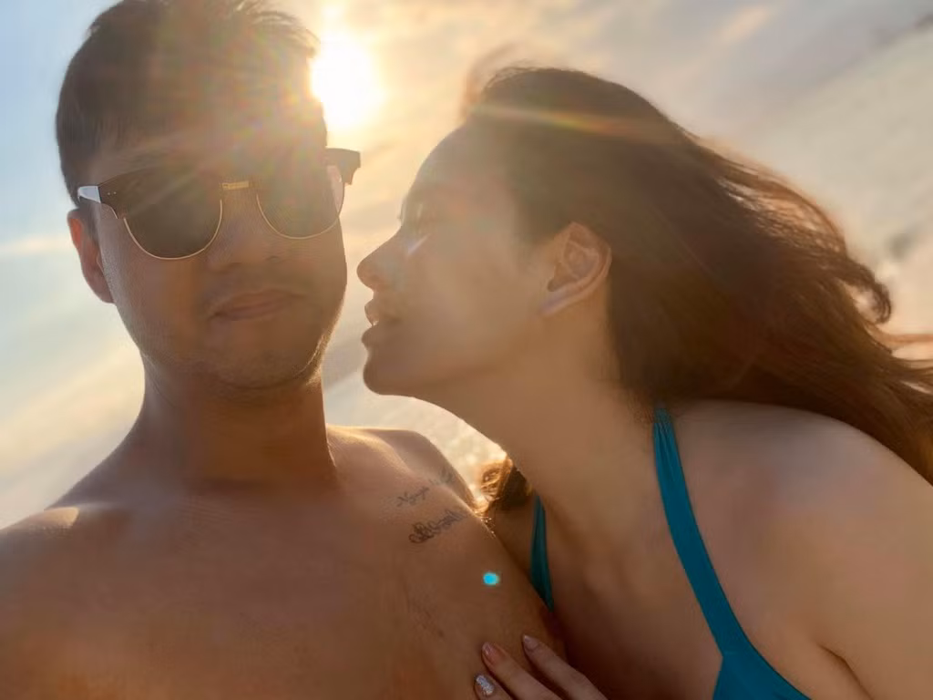 Thế nhưng, không có bất cứ mối tình nào không trải qua khó khăn. Đan Lê và Khải Anh từng chia tay trong thời gian nam đạo diễn đi du học. Đan Lê chia sẻ: "Hai đứa ôm nhau khóc thút thít ở sân bay khi anh chuẩn bị lên đường đi du học. Hình cô xinh xinh lúc 18, đôi mươi tặng anh để mỗi lần nhớ người yêu anh mang ra ngắm".