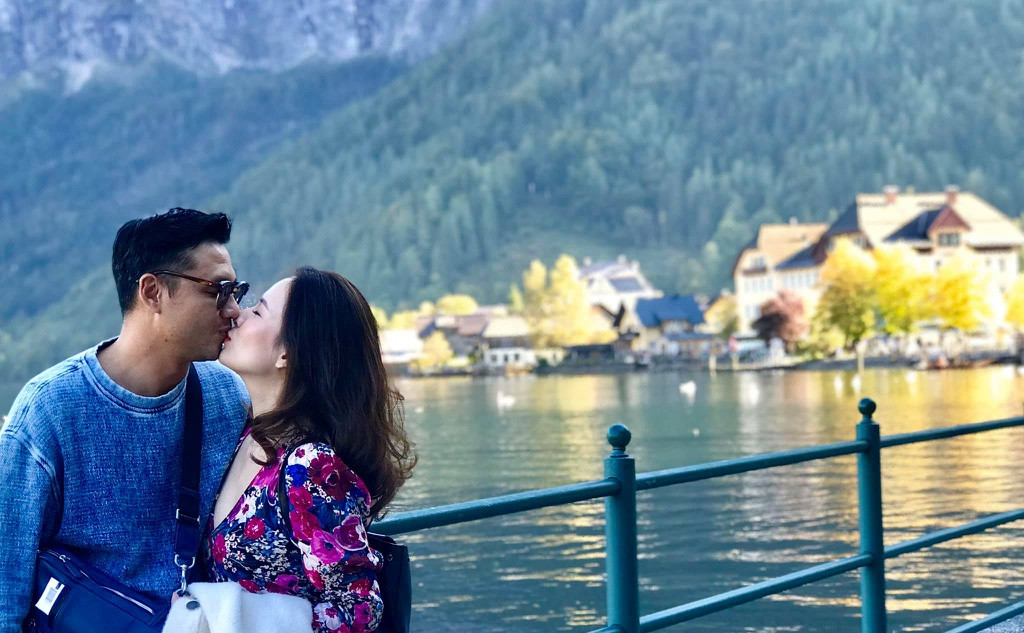 Trong khi đó, đạo diễn Hà thành cũng dành tặng vợ lời lẽ ngọt ngào. Đi kèm khoảnh khắc anh hôn bà xã là dòng tâm sự hài hước và cảm xúc: "9 năm, vẫn chưa chán mấy. Cũng vui, cũng nhiều lần phát điên. Cũng đau, cuối cùng thấy vẫn hạnh phúc". Ở phần bình luận, diễn viên Nhan Phúc Vinh và nhiều sao Việt bày tỏ sự ngưỡng mộ vì tình cảm bền chặt của bộ đôi.