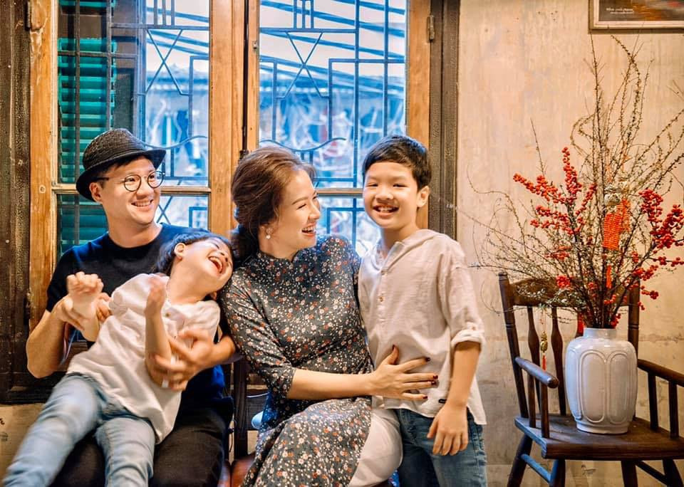 Năm 2011, họ kết hôn trong sự ủng hộ tuyệt đối của gia đình, bạn bè. Kết tinh cho mối tình này là 2 bé trai kháu khỉnh lần lượt chào đời. MC Hà Thành chia sẻ cô thấy hạnh phúc ở thời điểm này. "Chẳng mong gì nhiều, chỉ mong đôi ta yêu nhau bình yên như thế thôi", Đan Lê viết trên trang cá nhân.