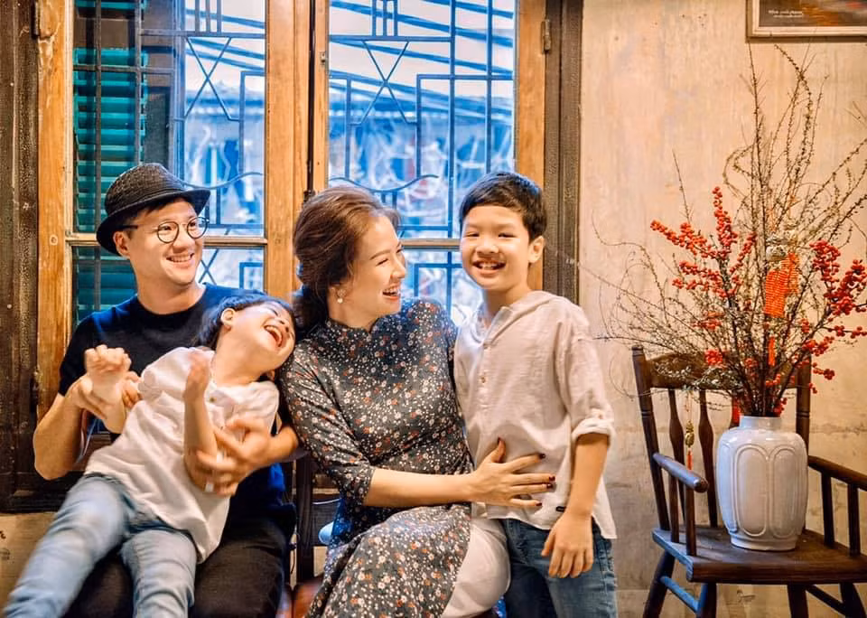 Năm 2011, họ kết hôn trong sự ủng hộ tuyệt đối của gia đình, bạn bè. Kết tinh cho mối tình này là 2 bé trai kháu khỉnh lần lượt chào đời. MC Hà Thành chia sẻ cô thấy hạnh phúc ở thời điểm này. "Chẳng mong gì nhiều, chỉ mong đôi ta yêu nhau bình yên như thế thôi", Đan Lê viết trên trang cá nhân.