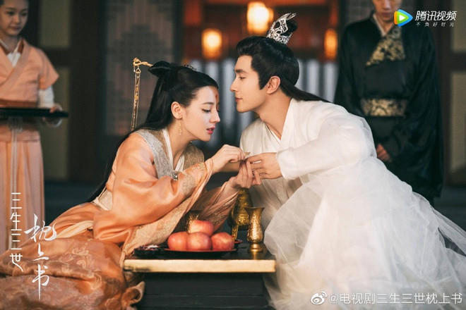 Bộ phim Tam sinh tam thế: Chẩm thượng thư là một trong những tác phẩm được khán giả đặc biệt chú ý trong những ngày đầu năm 2020. Mặc dù, bộ phim này đến nay vẫn chưa tạo được độ hot như mong đợi, nhưng tạo hình của Địch Lệ Nhiệt Ba với vai diễn hồ ly Phượng Cửu nhận được rất nhiều lời ngợi khen.