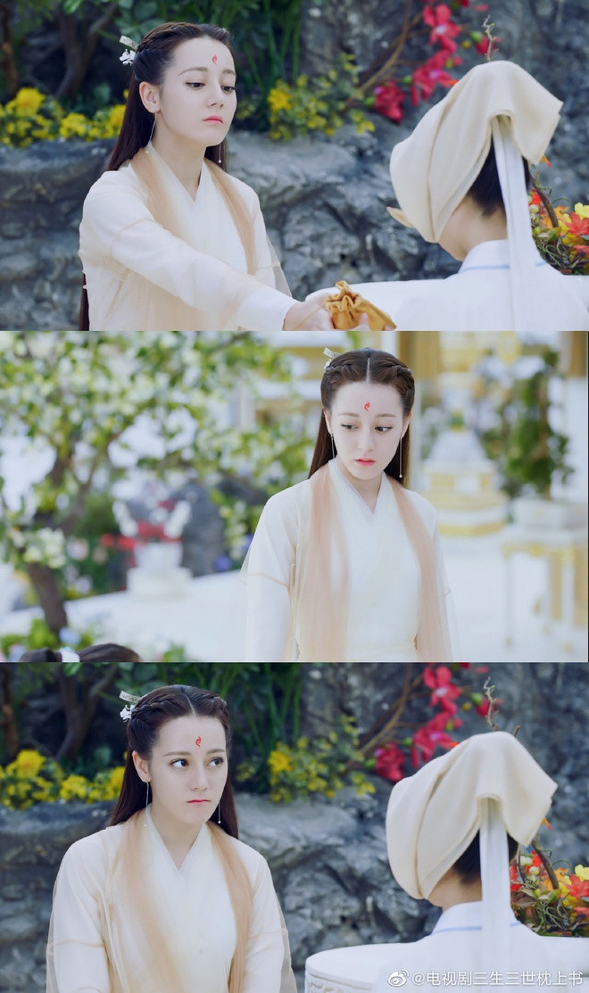 Địch Lệ Nhiệt Ba là một trong những tên tuổi trẻ được chú ý nhiều nhất hiện nay ở showbiz Hoa ngữ. Tuy nhiên, sau khi lên ngôi Thị hậu Kim Ưng và vướng phải cáo buộc mua giải, người đẹp gặp không ít khó khăn trong việc phát triển sự nghiệp. Một số blogger thạo tin cho hay nữ diễn viên đang có ý định chấm dứt hợp đồng với công ty chủ quản Gia Hành vì bị đàn chị Dương Mịch ruồng bỏ.