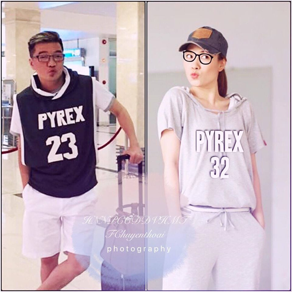 Không chỉ diện trang phục khá giống nhau cả hai còn tạo dáng nhí nhảnh.