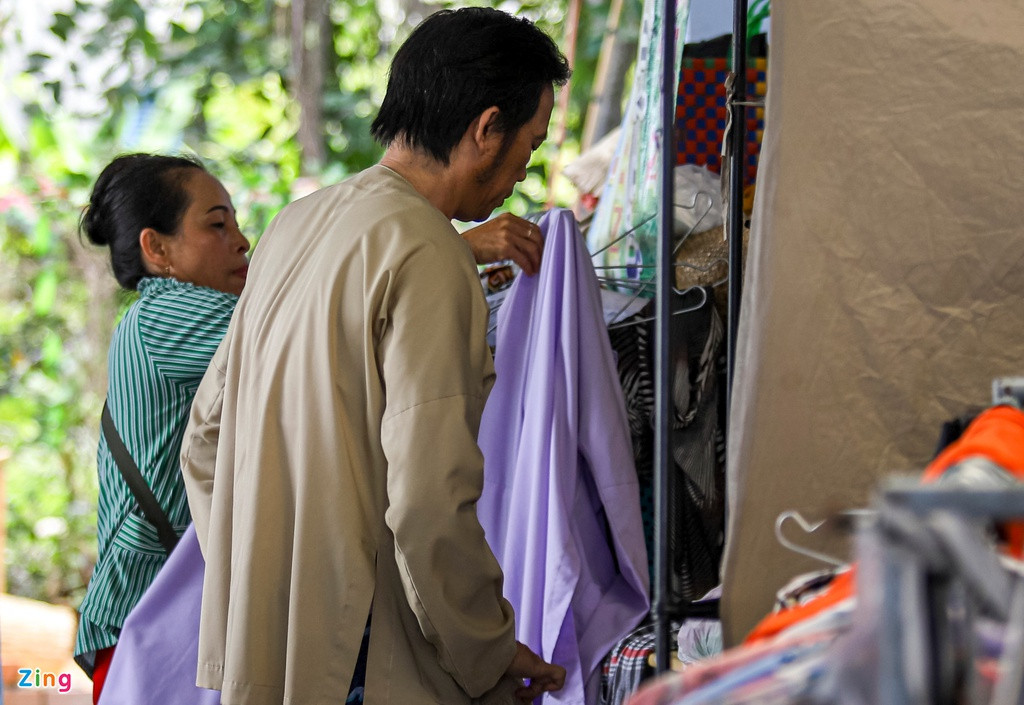 Anh tới phòng thay đồ để thay đổi phục trang cho phân cảnh tiếp theo. Ngoài việc quay lại với phim ảnh, gần đây, nam nghệ sĩ còn tham gia các đêm nhạc để ủng hộ Đà Nẵng trong công cuộc chống dịch Covid-19. Trong đêm nhạc trực tuyến "Đà Nẵng, Quảng Nam - Triệu con tim hướng về", anh ngẫu hứng hát Về đi mi bằng giọng Quảng đặc trưng và trổ tài nhảy hip hop. Hoài Linh còn sáng tác bài thơ ngắn với câu từ mộc mạc, giàu tình cảm cho quê hương.