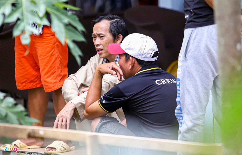 Hoài Linh nói chuyện với thành viên trong đoàn phim trong giờ nghỉ giải lao. Sự giản dị, thân thiện của nam nghệ sĩ nhận nhiều cảm tình từ phía diễn viên, nhân viên trong ê-kíp.