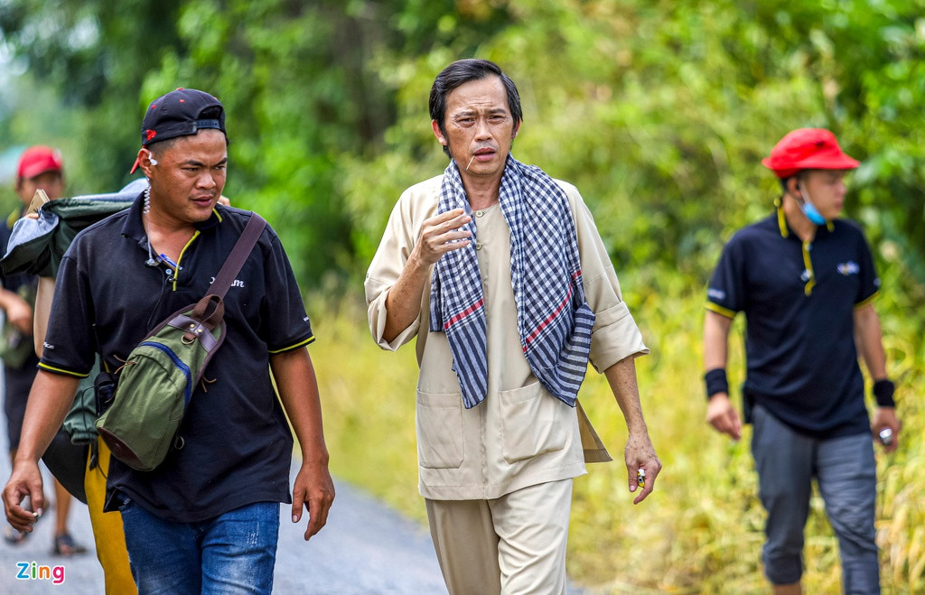 Sau bữa ăn, Hoài Linh nhanh chóng trở về địa điểm quay phim. Bối cảnh của Sui gia khắc khẩu được quay tại vùng quê ở Long An. Ngoài sự góp mặt của các nghệ sĩ gạo cội, phim còn thu hút dàn diễn viên trẻ như Lương Thế Thành, Thúy Diễm, Lê Bê La, Thanh Duy, Kha Ly...