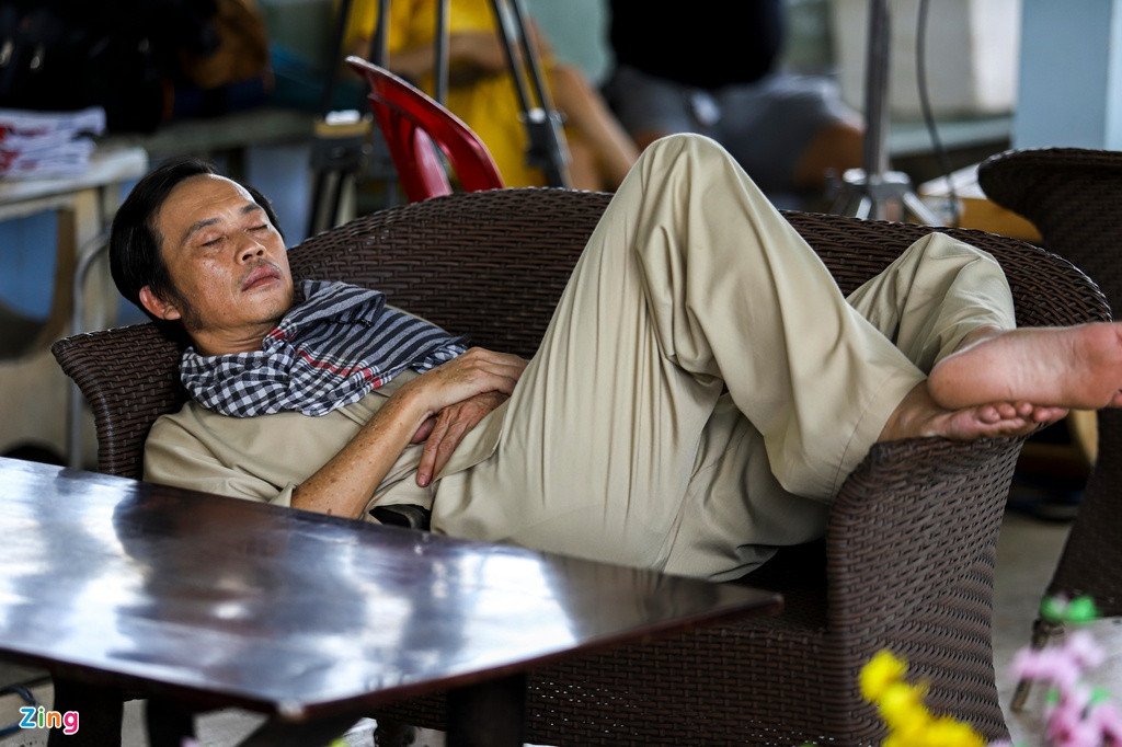 Tranh thủ giờ nghỉ, danh hài chợp mắt để lấy lại sức. Anh nằm trên một ghế mây và ngủ khoảng 30 phút. Các thành viên trong đoàn phim cũng cố gắng giữ bầu không khí yên lặng để Hoài Linh nghỉ ngơi. Sau đó, anh thức dậy và tiếp tục các phân cảnh trong buổi chiều, tối.